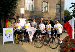 Start vor dem Rathaus in Slawno: Bürgermeister Krzysztof Frankenstein (hinten, r.) und sein Vorgänger Wojciech Ludwikowski (links daneben) verabschieden die Radfahrergruppe auf ihre Tour nach Rinteln. Foto: pr.
