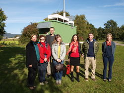 Die Gäste aus Kendal staunen mit ihren Gastgebern über den kurzen Weg der Wärmenergie vom Bauernhof mit Biogasanlage nebenan zum Blockheizkraftwerk der Berufsbildenden Schulen (hinten) und damit in die Schule. dil