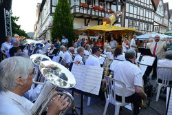 Die Kendal Concert Band spielt zur Eröffnung des Rintelner Altstadtfestes 2015 auf dem Marktplatz. Foto: tol/SZ