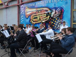 Das Jugendblasorchester der Stadt Rinteln begeistert die Slawnoer mit zwei Auftritten, einmal platziert vor einem großen Werbeplakat mit dem Thema Blasmusik.