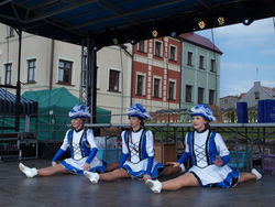 Die Gardetänzerinnen des Rintelner Carnevals-Vereins in ihren blau-weißen Kostümen zeigen auf dem Festplatz und bei weiteren Auftritten ihr Können.