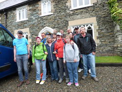 Die Besuchergruppe der Lebenshilfe Rinteln wird vor ihrer Unterkunft in Windermere von den Freunden der WOSP aus Kendal, darunter Elizabeth Cooke (vorn 3. v. l.) herzlich begrüßt. Fotos: pr