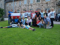Vor der Heimreise wird noch ein Erinnerungsfoto der Slawnoer Schülertanzgruppe mit ihren Gastgebern vom Rintelner Verein für Städtepartnerschaften vor der Kulisse von Kloster Möllenbeck geschossen.
