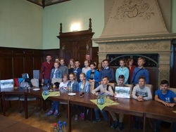 Im historischen Sitzungssaal des Rathauses empfängt Stadtjurist Dr. Joachim Steinbeck die Schülertanzgruppe aus Slawno. Foto: dil