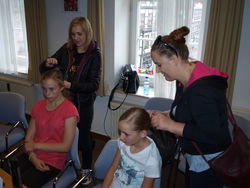 Schön machen für den Auftritt: Die jungen Damen aus Slawno lassen sich von den Müttern die Haare herrichten und schminken sich dann  selbst. Foto: dil