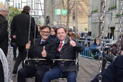Verstehen sich auch gut beim Karussellfahren: Slawnos Bürgermeister Dr. Krzysztof Frankenstein und sein Rintelner Amtskollege Thomas Priemer. Foto: T. Landmann/SZ