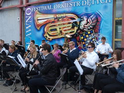 Das Jugendblasorchester der Stadt Rinteln erweist sich beim Stadtfest in Slawno als guter musikalischer Botschaft der Weserstadt. Foto: dil