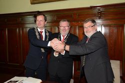 Diese Freundschaft soll weiter halten: Die Bürgermeister Dr. Krzysztof Frankenstein (Slawno, von links), Karl-Heinz Buchholz (Rinteln) und John Willshaw (Kendal) versprechen es sich 2012 in die Hand. Foto: tol