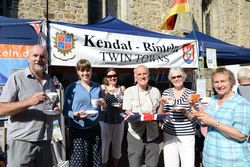 Wie wäre es mit einer Tasse Tee aus Kendal? Beim Altstadtfest 2012 laden dazu ein die Kendaler John Whitacker (von links), Zarah und Jeanette Dixon sowie John und Barbara Studholme. Foto: tol