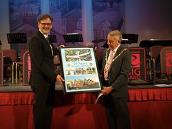 Bürgermeister Thomas Priemer (links) dankt seinem neuen Kendaler Amtskollegen Andrew Blackmann für 25 Jahre Städtepartnerschaft mit einer Bildcollage. Foto: pr