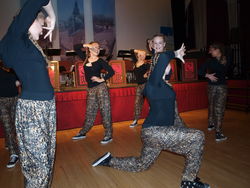 Die Mädchen der Attik Dance Group aus Kendal zeigen in der Konzertpause anmutig und sportlich ihr Können. Sie würden gern mal in Rinteln auftreten. Foto: dil