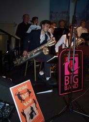 Kendal Big Band und Ernestinum Bigband spielen zwei Stücke zusammen: hier Rintelner Jugendliche und Kendals Bandleader Peter Bayliss (zweite Reihe links). Foto: dil