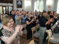 Mit stehenden Ovationen dankt das Publikum im Lakeland Church Center der Ernestinum Bigband für den hinreißenden Auftritt. Foto: dil