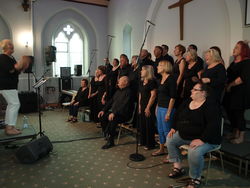 Der Lakeland Gospel Chor unter Leitung von Fiona Brokke (links) bietet zwar nur zwei Dutzend seiner über Mitglieder auf, aber begeistert mit hoher Stimmqualität und viel Schwung. Foto: dil