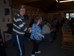 Die rund 40 Behinderten in der WOSP-Tagesstätte in Kendal gehen beim Konzert der Ernestinum Bigband aus Rinteln begeistert mit, tanzen, klatschen und jubeln. Fotos: dil