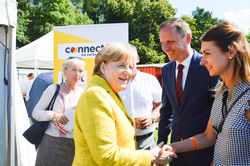 Gruppenbild mit Angela Merkel: Die Slawnoer Delegation traf die Bundeskanzlerin in Stralsund. Foto; pr