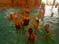 Beim Baden im Hallenbad Rinteln üben die jungen Tänzerinnen aus Slawno ihre Hebefiguren sogar im Wasser. Foto: pr