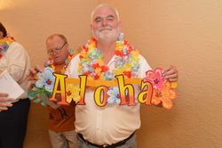 Deko ist wichtig: Ulrich Neuhaus zeigt das Werbebanner der "Aloha Boys", dahinter Band-Leader Dietrich Lange bei letzter Textdurchsicht. Foto: pr