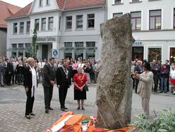 Zum 10. Jubiläum der Städtepartnerschaften im Jahr 2002 enthüllt Bildhauer Peter Lechelt (r.) die Steinskulptur „Freundschaftsbänder“ am Kollegienplatz. Mit dabei die Vorsitzende des Rintelner Vereins für Städtepartnerschaften, Liesa Luchtmeier (v. l.), der Bürgermeister Slawnos, Wojciech Ludwikowski, Rintelns Bürgermeister Karl-Heinz Buchholz und seine Amtskollegin aus Kendal, Avril Dobson Fotos: tol/Archiv