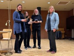 Ursula Mücke (von rechts) bedankt sich bei den Akteuren Volkmar Heuer-Strathmann, Daria Coi und Ewa Bacia