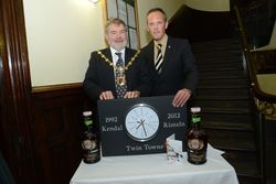 Kendals Bürgermeister John Willshaw überreicht Rintelns Erstem Stadtrat Jörg Schröder (r.) eine Uhr mit dem Zifferblatt im Cumbrian Dialekt. tol