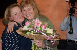 Ursula Mücke macht ihre Sache gut. Sie ist als Vorsitzende des Vereins für Städtepartnerschaften wiedergewählt worden und erhält Blumen von Karina Olschewski. Foto:ssw