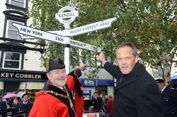 Bürgermeister John Willshaw (l.) und Rintelns Erster Stadtrat Jörg Schröder zeigen auf die „Finger Posts“ auf Kendals Marktplatz. Foto: tol