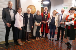 Die Delegation aus Rinteln gratuliert dem neuen Bürgermeister Jonathan Cornthwaite