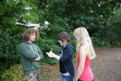 Die Studentenreporterinnen Nicola Müller und Doreen Stapel unterhalten sich mit Jakub Staskiewicz, einem Sommeruni-Teilnehmer aus Polen.