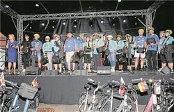 16 Fahrradfahrer aus Rinteln und Slawno begrüßte Bürgermeisterin Andrea Lange zur Eröffnung des Altstadtfestes Foto Tobias Landmann