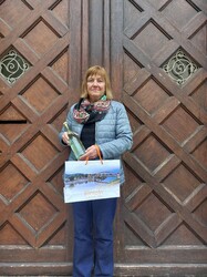 Ursula Mücke mit der Weserwasser Flasche vor der Rintelner Rathaustür