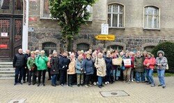 Gruppenfoto vor dem Rathaus