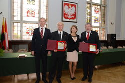 Krzysztof Frankenstein, Bürgermeister der Stadt Slawno (v. l.), Ullrich Balke aus Ribnitz-Damgarten, die Stadtratsvorsitzende Edyta Szczgielska und Rintelns Bürgermeister Karl-Heinz Buchholz bei der Ehrung. tol