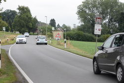 Aus Richtung Fülme/Eisbergen soll eine Stele statt des Schildes kommen, und zwar direkt vor dem Buswartehäuschen. TOL