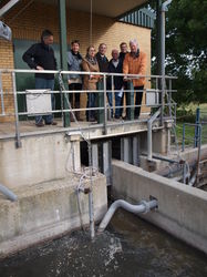 Am Belebungsbecken der Kläranlage: Philipp (v. l.) und Janet Dixon (beide Kendal), Grit Seemann (Abwasserbetrieb), Gyles Archibald (Kendal), Karl Lange, Thomas Sewald (Stadtwerke) und Udo Schobeß.