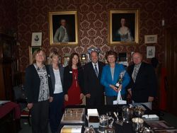 Ursula Mücke (Schatzmeisterin im Städtepartnerschaftsverein Rinteln), die Lehrerinnen Sabine Depping und Dr. Claudia Beier, Rintelns BBS-Leiter Herbert Habenicht, Kendals Bürgermeisterin Sylvia Emmott und Dietrich Lange (Vorsitzender des Städtepartnerschaftsvereins). pr