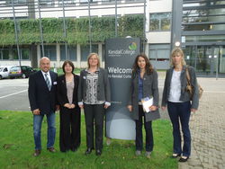 Nach dem Vereinbaren der Partnerschaft vor dem Kendal College: Herbert Habenicht, Schulleiter BBS Rinteln, Maggie Cawthorn, Direktor of Curriculum and Quality Kendal Collage, Ursula Mücke, Dr. Claudia Beier und Sabine Depping, Studienrätinnen der BBS Rinteln