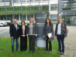 Nach dem Vereinbaren der Partnerschaft vor dem Kendal College: Herbert Habenicht, Schulleiter BBS Rinteln, Maggie Cawthorn,  Direktor of Curriculum and Quality Kendal Collage, Ursula Mücke, Dr. Claudia Beier und Sabine Depping, Studienrätinnen der BBS Rinteln