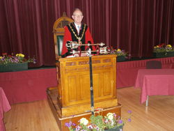 Dr Tom Clare bei seiner Amtseinführung als Bürgermeister von Kendal mit den Insignien seiner Macht. .  pr