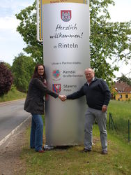 Die neuen Stelen des Verschönerungsvereins sind da. Vizevorsitzende Marion Steding nimmt hier den Dank von Dietrich Lange (r.), Vorsitzender des Rintelner Vereins für Städtepartnerschaften, entgegen. pr