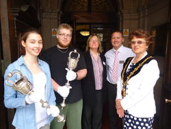 Vor dem Rathaus von Kendal: Sandra Hoenig (v.l.) und Jeremy Weimann (Tischler-Azubis aus Rinteln), Lehrerin Ursula Mücke, Steve Wilson (Kendal College) und Sylvia Emmott, Kendals Bürgermeisterin.  pr