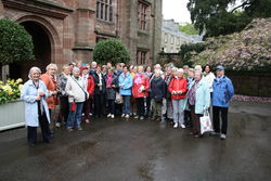 Die Landfrauen aus Rinteln und Hessisch Oldendorf posieren vor dem Landsitz Holker Hall in Kendal für ein Erinnerungsfoto.  pr