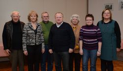 Der Vorstand des Rintelner Vereins für Städtepartnerschaften wird im Amt bestätigt: Kassiererin Ursula Mücke (v. r.), Schriftführerin Ulrike Rohrsen, Edeltraut Frohmann (2. Vizevorsitzende), Vorsitzender Dietrich Lange, Stellvertreter Bernhard Priesmeier sowie die Beisitzer Roza Koczewski und Mike Middleton.  tol