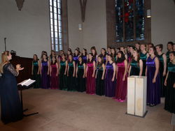 Der Amabile Girls Choir aus Kendal unter Leitung von Rachel Little begeistert mit seinem Konzert in der Jakobikirche. Foto: Lange