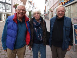   Peter (v. l.) und Francis Corrie vom Twinning Committee in Kendal lassen sich von Mike Middleton (Rintelner Partnerschaftsverein) die Fußgängerzone der Weserstadt zeigen.  dil