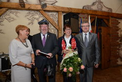 Gruppenfoto mit Freunden: Bürgermeister Karl-Heinz Buchholz und Ehefrau Inge mit Ursula Paczekwicz (l.) und  Wojciech Ludwikowski (r.). Foto: Landmann/SZ   