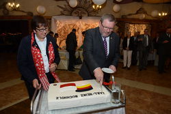 Süße Überraschung: Inge und Karl-Heinz Buchholz schneiden eine persönlich gestaltete Torte an. Foto: Landmann/SZ 
