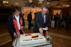 Süße Überraschung: Inge und Karl-Heinz Buchholz schneiden eine persönlich gestaltete Torte an. Foto: Landmann/SZ 