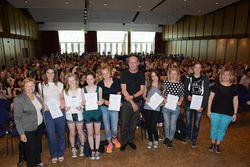 Freude amnlässlich  der Zertifikatsausgabe bei den Organisatoren der Rintelner Sommeruni und den am weitesten angereisten Teilnehmern : VHS-Direktorin Undine Rosenwald-Metz (v. l.), Rebecca Aysel Keskin, Beatrice Eliza Hodson, Carolyn Katrina Postlethwaite (alle drei Kendal), Charlotte Wolff (Südafrika), Dozent Martin Beyersdorf, Laura Smolarczuk, Klaudia Lazuka und Wolfgang Maj (alle drei Slawno) sowie Bernadette Unger-Knippschild (VHS Rinteln). Foto: tol