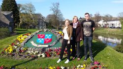 "Die angehenden Industriekaufleute Tabea Kassner und Damian Musial mit der Studienrätin Ursula Mücke von der BBS Rinteln im Mai 2015 während eines Lernaufenthalt am Kendal College und in zwei Industriebetrieben in Kendal."  